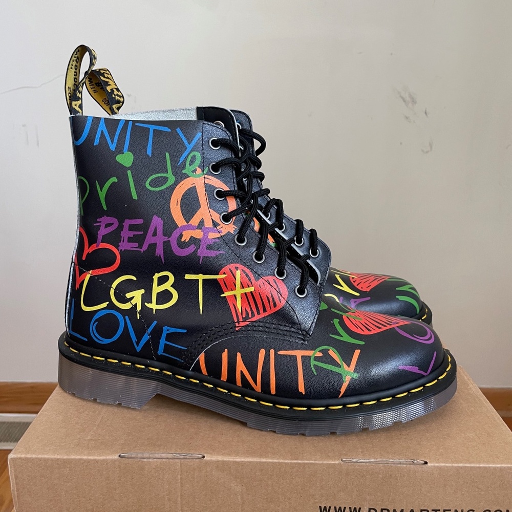 Dr. Martens Pascal Pride 2 LGBT Gay Pride Boots M11/W12